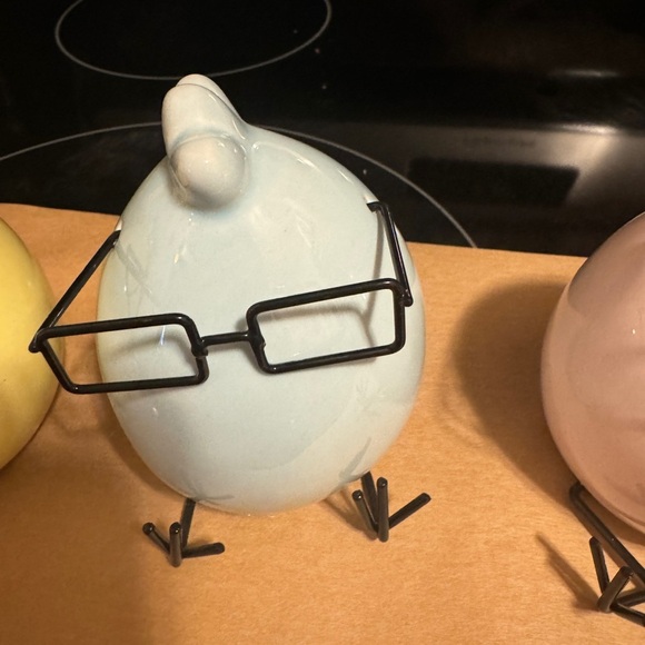 3 ceramic chicks with metal glasses - Picture 3 of 6